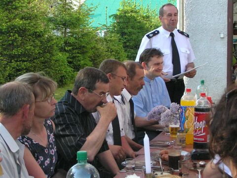 Naczelnik przemawia do zebranych strażaków i gości