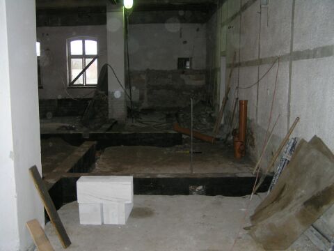 Widać fundamenty, wykonane pod nowy rozkład pomieszczeń