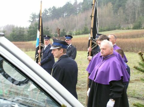 W gbi trzymajcy sztandary kocielne i krzy - straacy z OSP Podgaje.