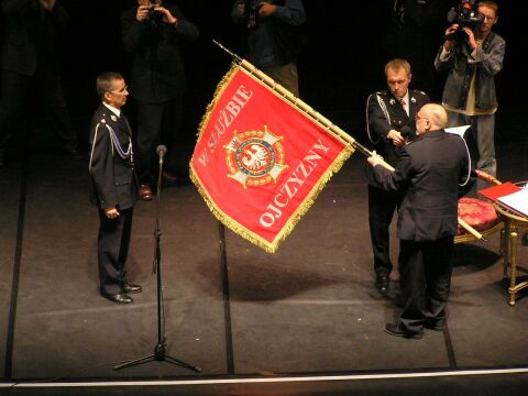 Sztandar przekazywany dla Prezesa ZOW ZOSP RP w Poznaniu Stefana Mikoajczaka.