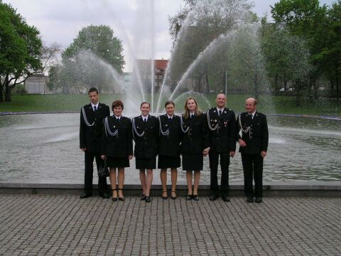 Przed teatrem w czasie przerwy. Od lewej Mikoaj Zientek, Agnieszka Chwieduk,
Edyta Ciesielska, Joanna Chwieduk, Izabela Grzyb, Mariusz Ciesielski, Janusz
Pancer.