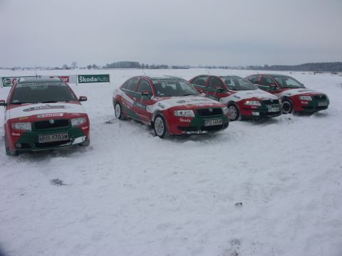 Tymi "bryczkami" uczestnicy kursu uczyli si jedzi