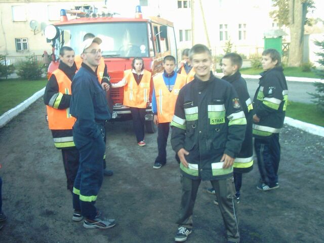 Zastęp z mercedesa w kamizelkach, zastęp ze stara w USP-ach.
