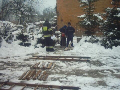 Mosiu kontrolował jak roty obsługują hydrant, zasilają samochód, i
zabezpieczają węże.
