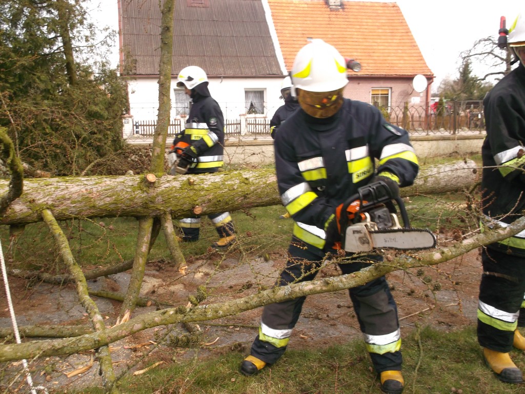 Pozimowe porządki przy kościele i remizie