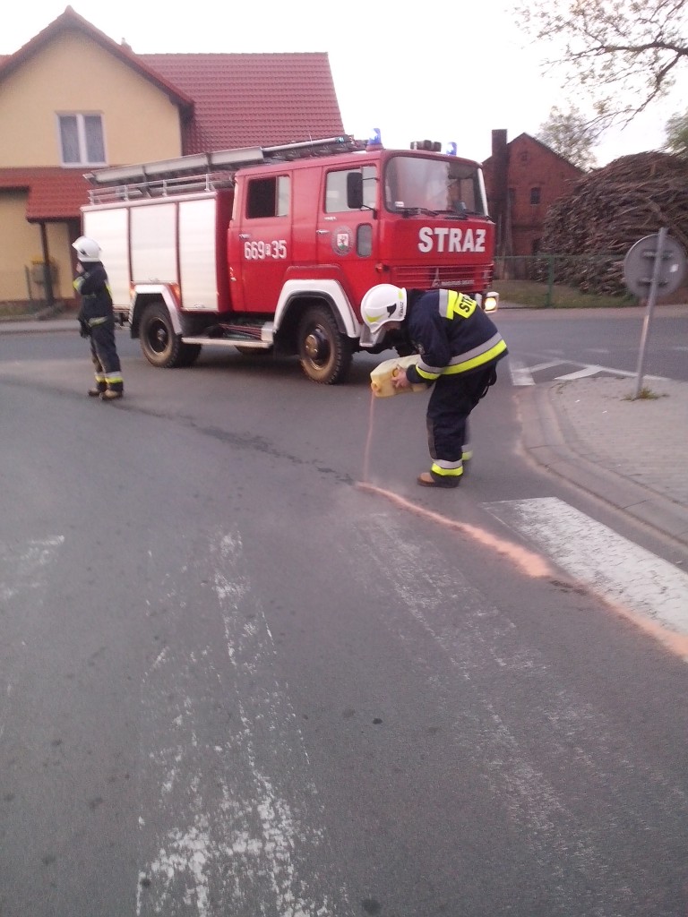 Plama oleju na skrzyżowaniu