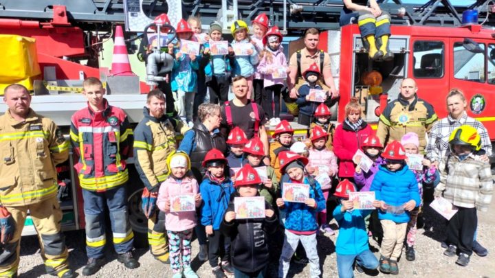 Dzieci z wizytą u strażaków