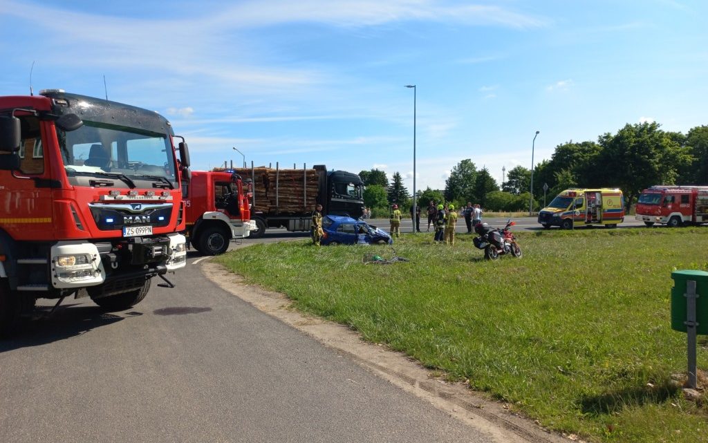 Zderzenie osobówki i ciężarówki na skrzyżowaniu