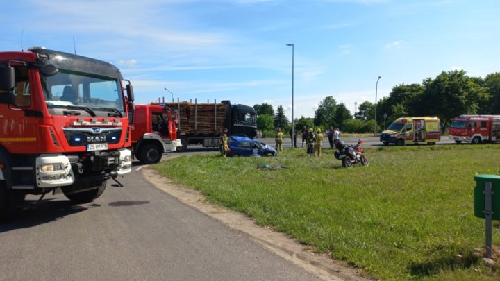 Zderzenie osobówki i ciężarówki na skrzyżowaniu