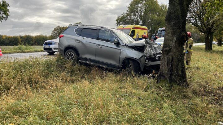 Kolizja Ssangyong z drzewem