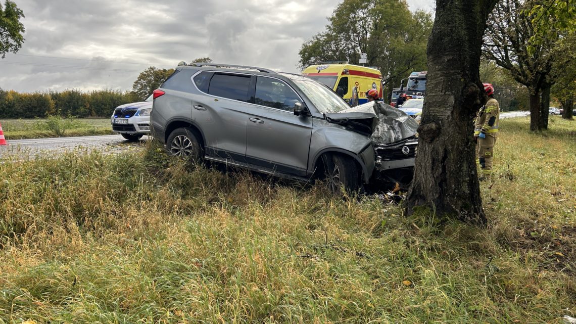 Kolizja Ssangyong z drzewem